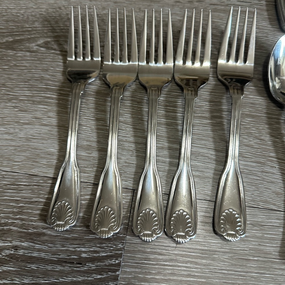 Wallace 18/10 Stainless Silver Flatware Set - Classic Pattern - Picture 4 of 9